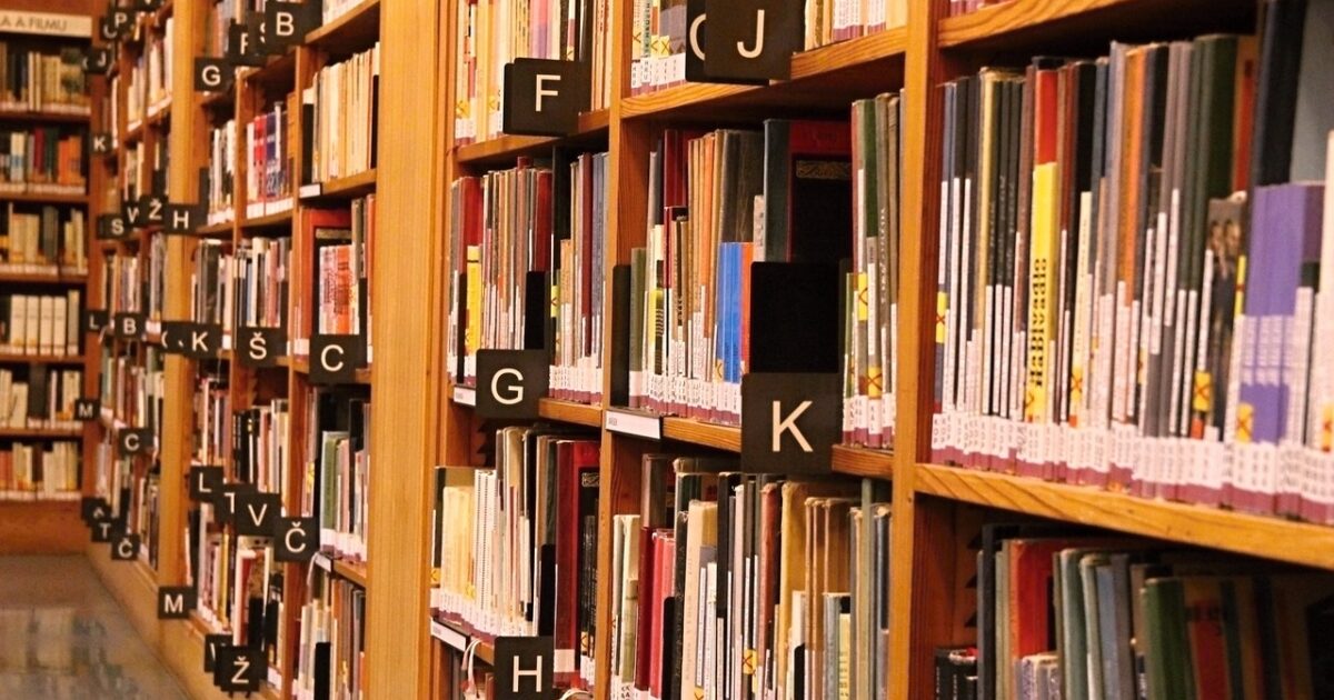 アルファベット順に分類された図書館の書架