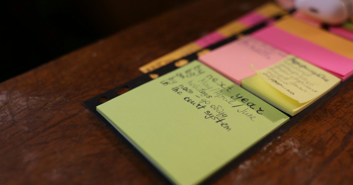手書きメモが書かれたカラフルな付箋のセット