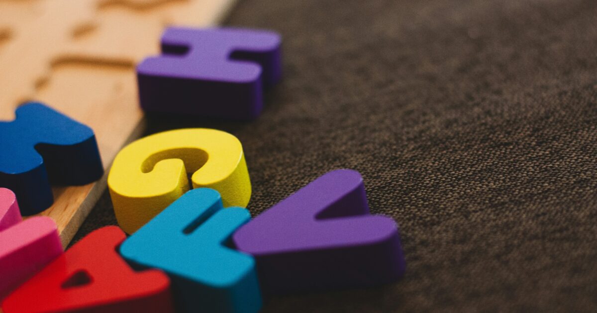 カラフルなアルファベットブロックのおもちゃ
