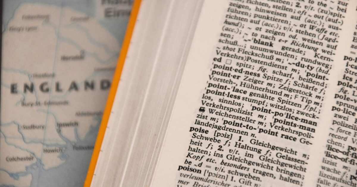 地図と辞書が並ぶ言語学習のクローズアップ
